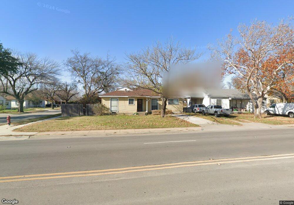 1050 SW 3rd St, Grand Prairie, TX 75051 - photo 1