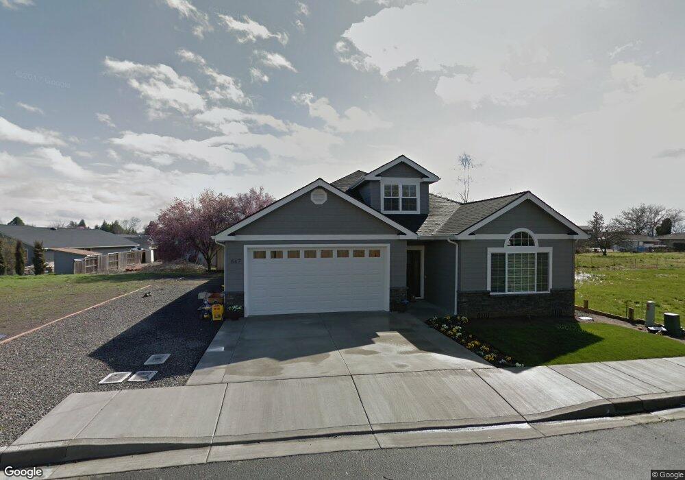 647 John Wayne Dr, Central Point, OR 97502 - photo 1