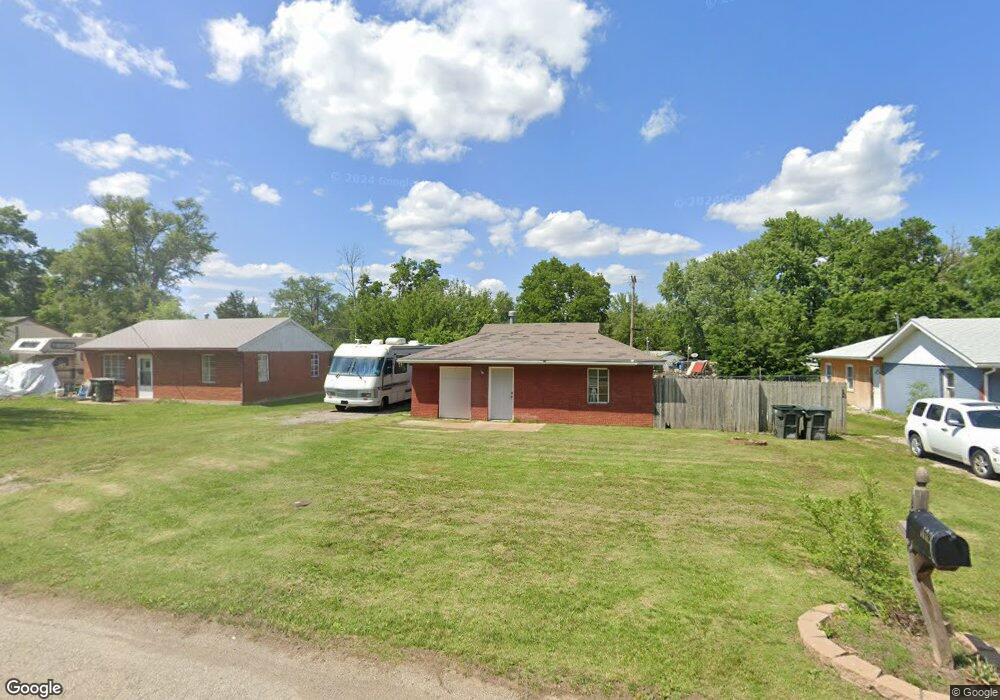 202 SW Sanneman Dr, Topeka, KS 66609 - photo 1