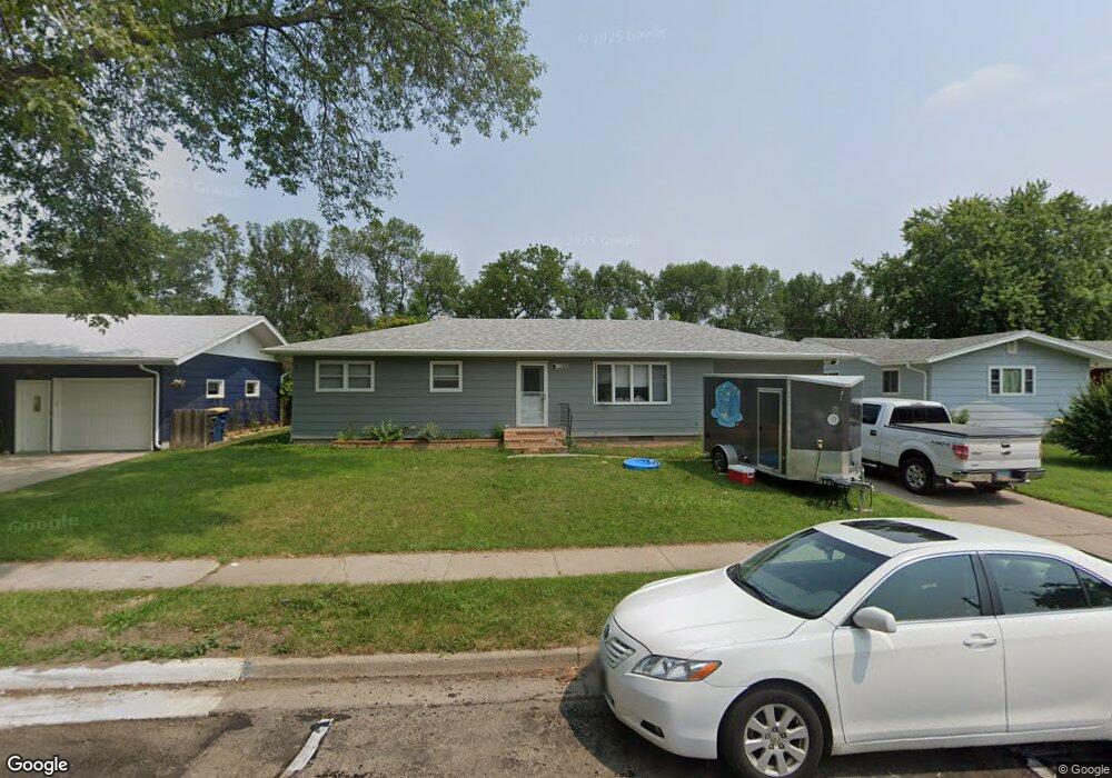 1018 Thomas Ave, Jamestown, ND 58401 - photo 1