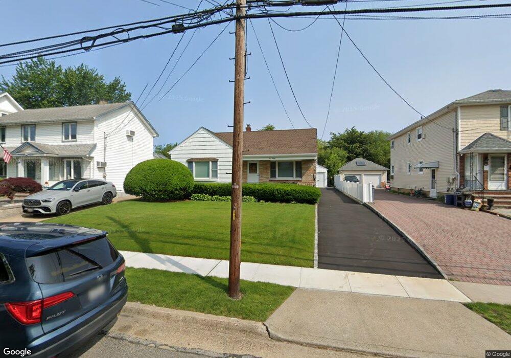 180 Meadowsweet Rd, Mineola, NY 11501 - photo 1