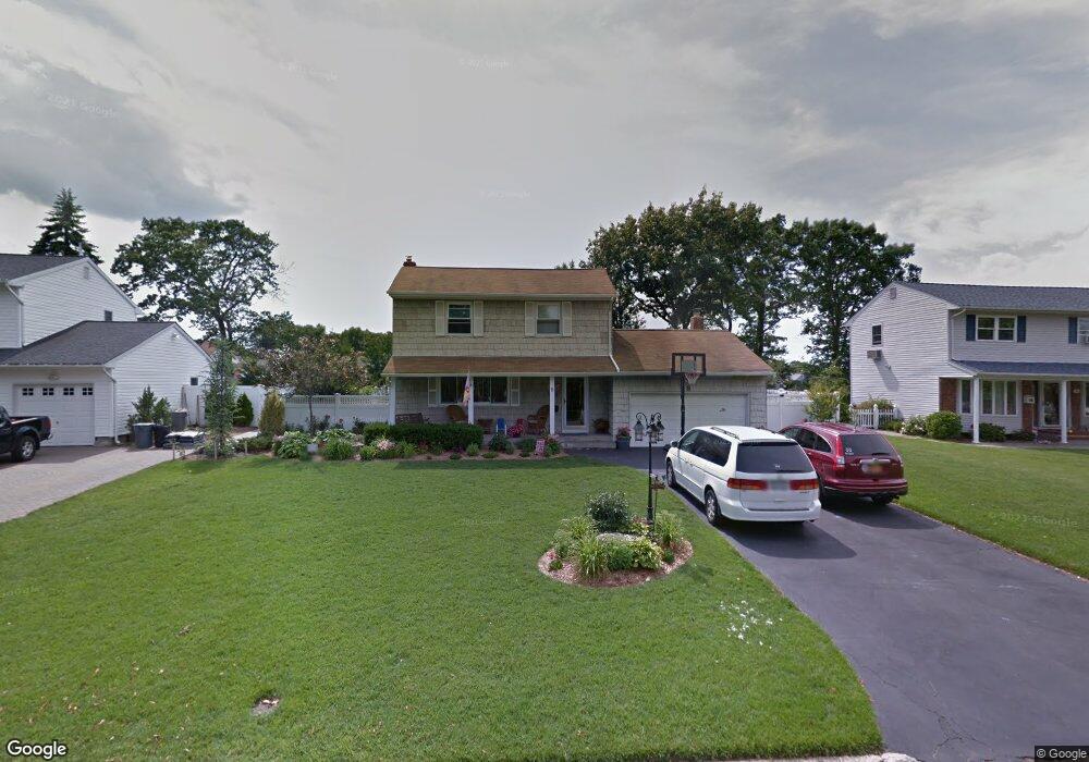 8 Crest Ln, ComMacK, NY 11725 - photo 1