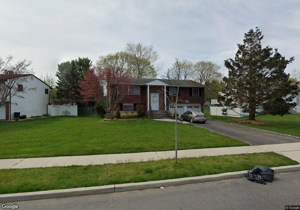 22 Splitrail Place, ComMacK, NY 11725 - photo 1