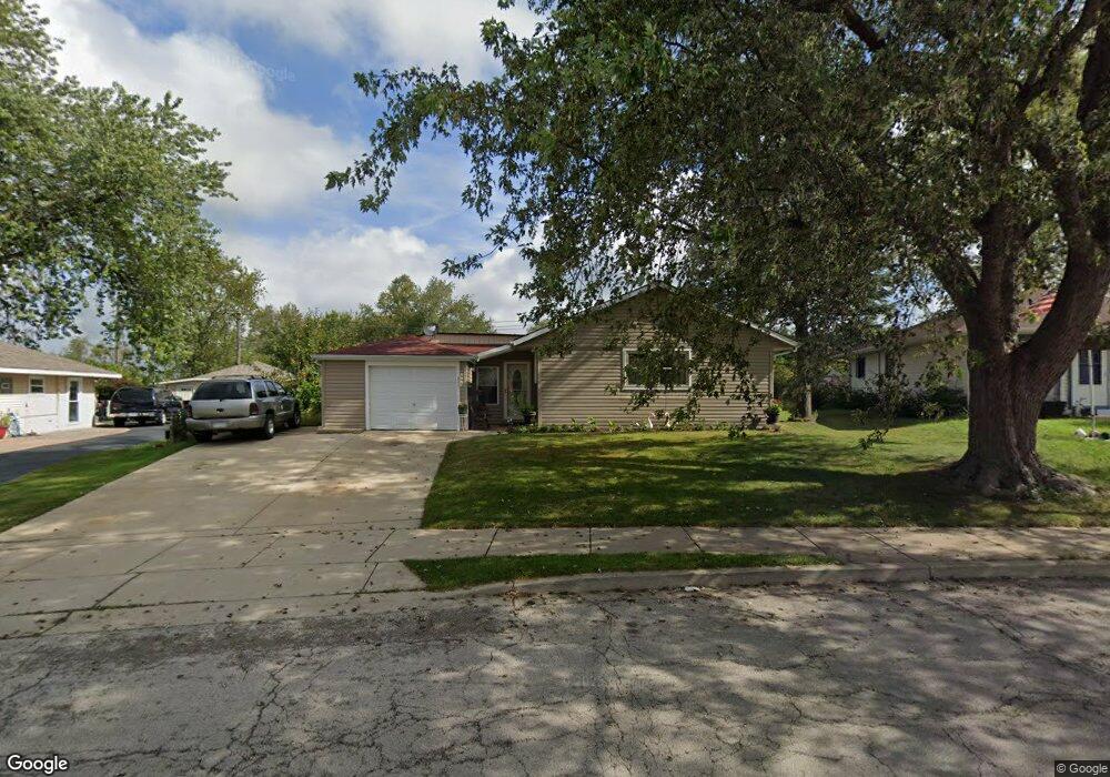 802 Navajo Dr, Carpentersville, IL 60110 - photo 1