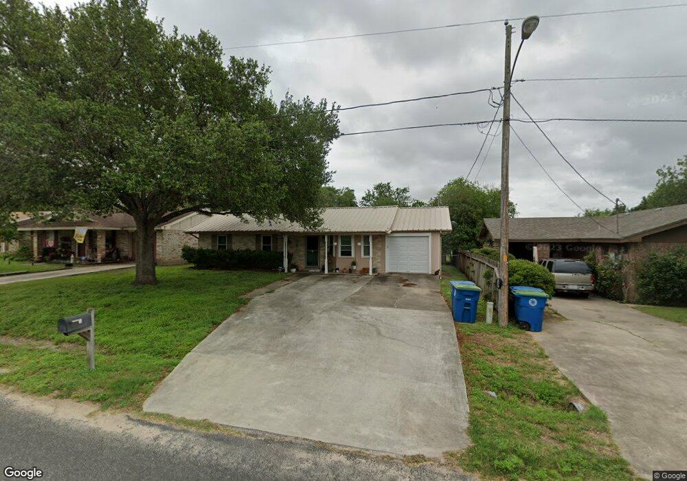 607 W Inez St, Beeville, TX 78102 - photo 1