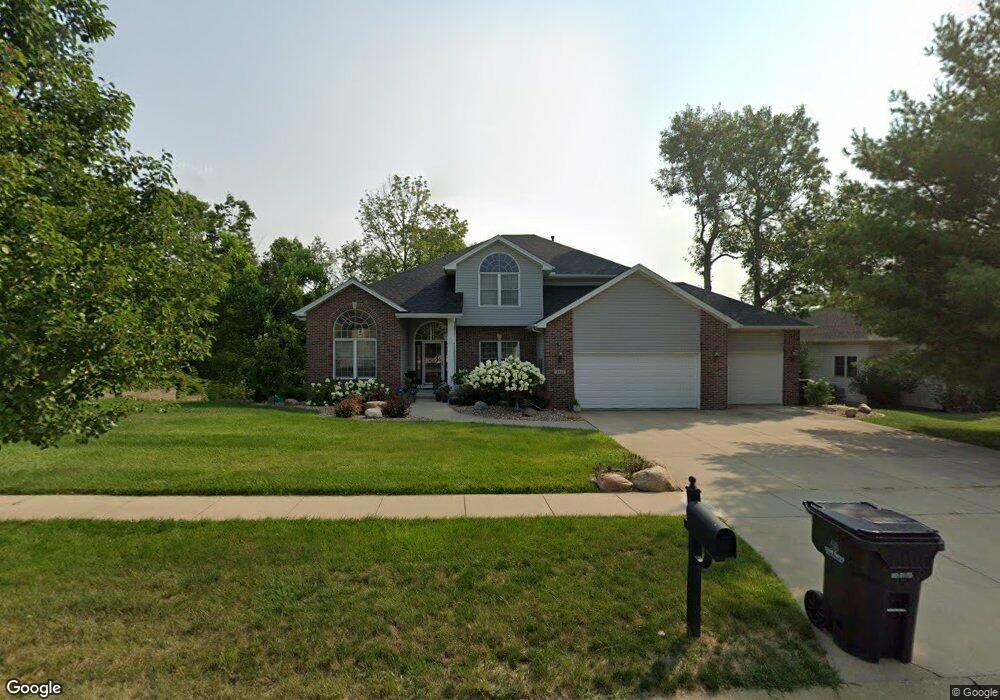 2810 Long Bluff Rd NE, Cedar Rapids, IA 52402 - photo 1