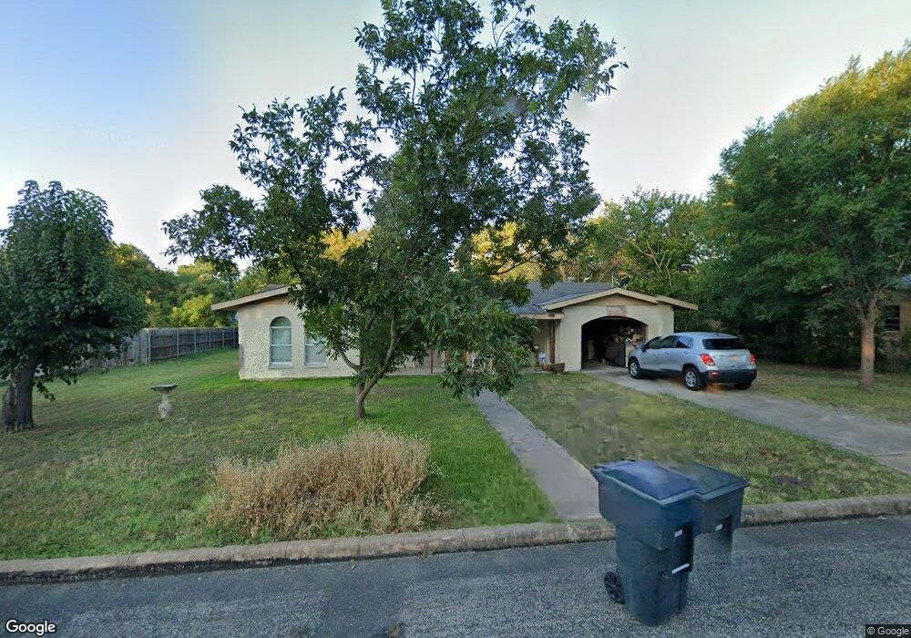 107 W Burbank St, Fredericksburg, TX 78624 - photo 1