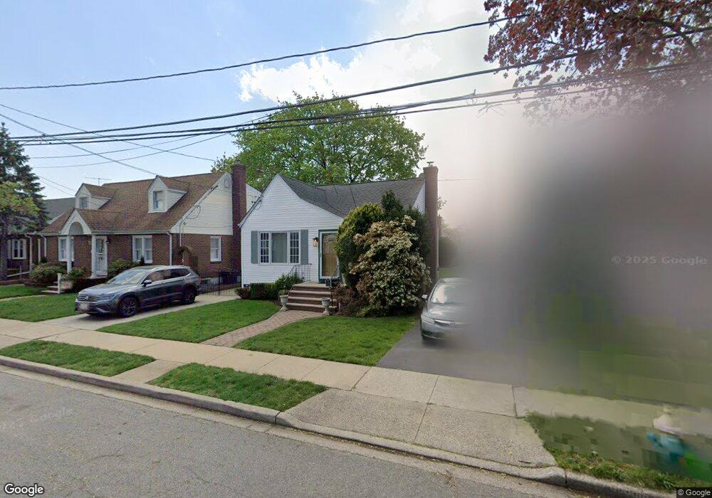 39 Lincoln Ave, New Hyde Park, NY 11040 - photo 1