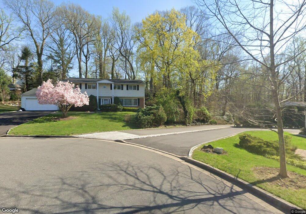 197 Hemlock Rd, Manhasset, NY 11030 - photo 1