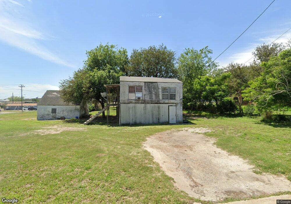 1305 N Jefferson St, Beeville, TX 78102 - photo 1