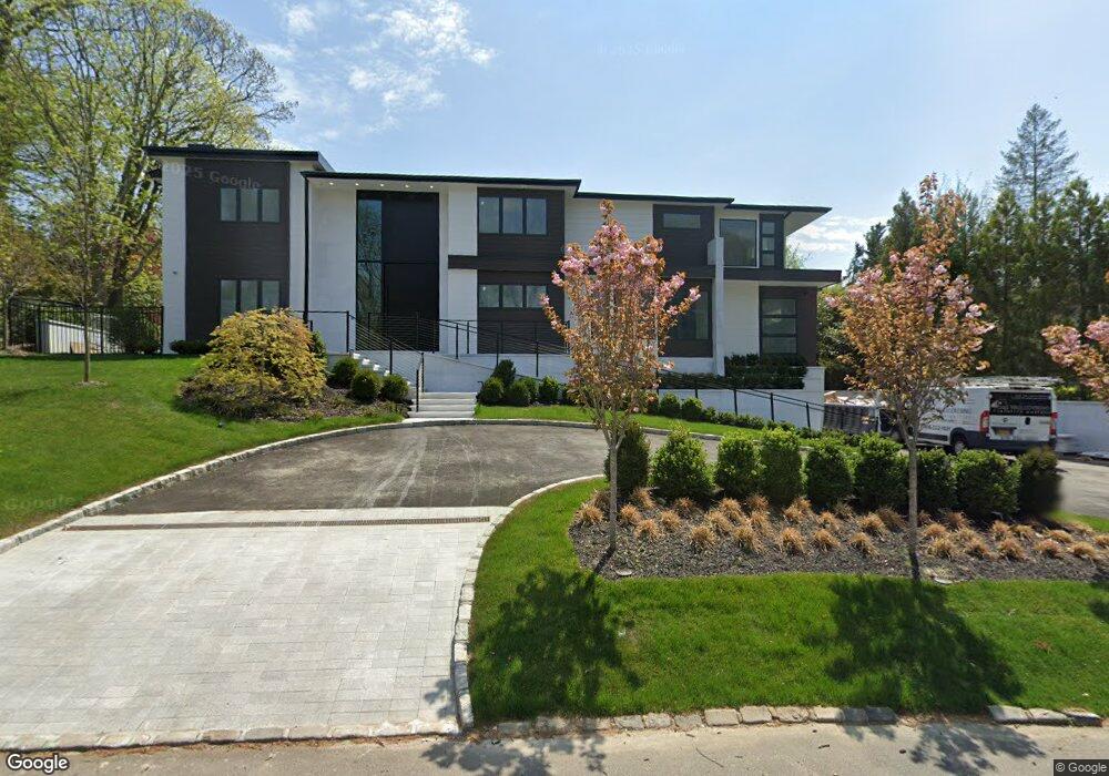 34 Cardinal Dr, Roslyn, NY 11576 - photo 1