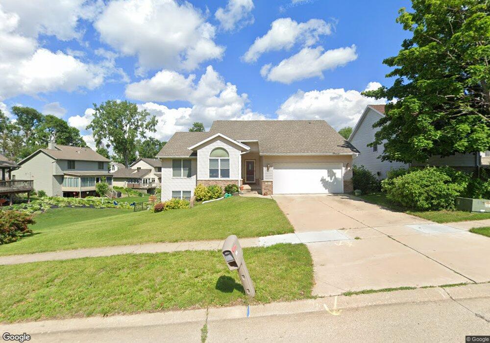 1817 Greentree Ct NW, Cedar Rapids, IA 52405 - photo 1