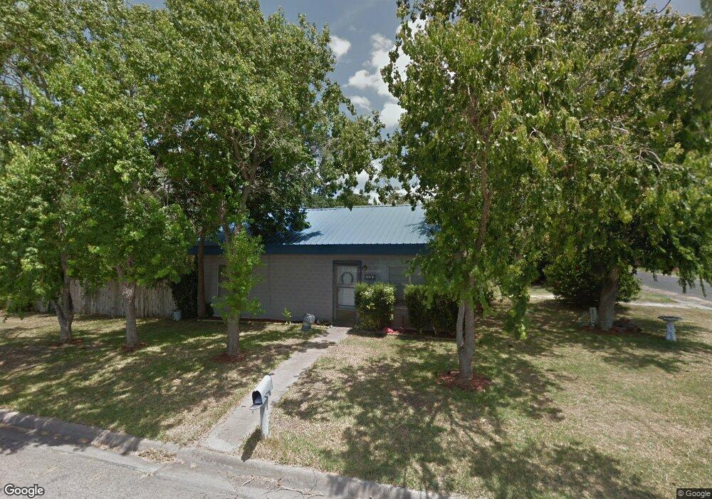 300 E Bates St, Beeville, TX 78102 - photo 1