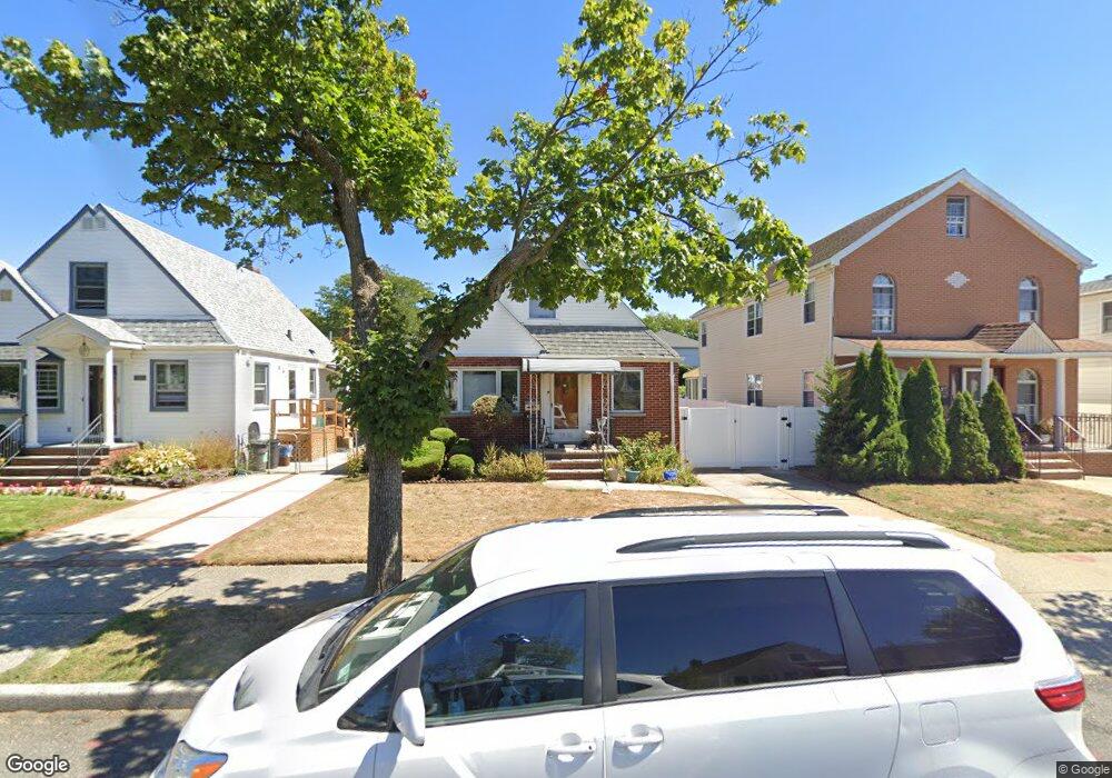 8123 267th St, Glen Oaks, NY 11004 - photo 1