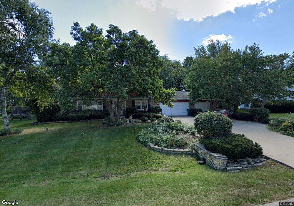 28W063 Plainview Dr, Naperville, IL 60564 - photo 1