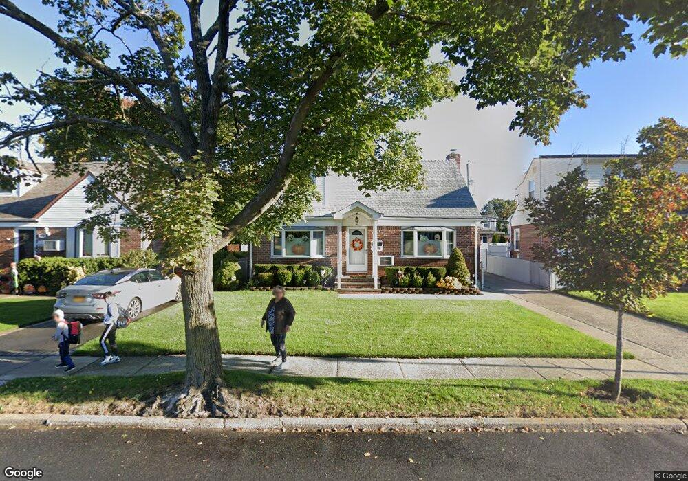 908 Oaks Dr, Franklin Square, NY 11010 - photo 1