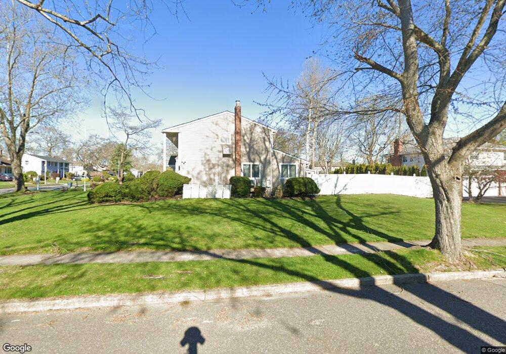 22 Cherokee Ln, ComMacK, NY 11725 - photo 1