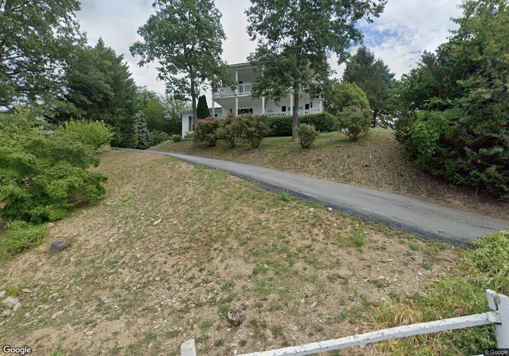 322 W Fairchild Dr, Strasburg, VA 22657 - photo 1