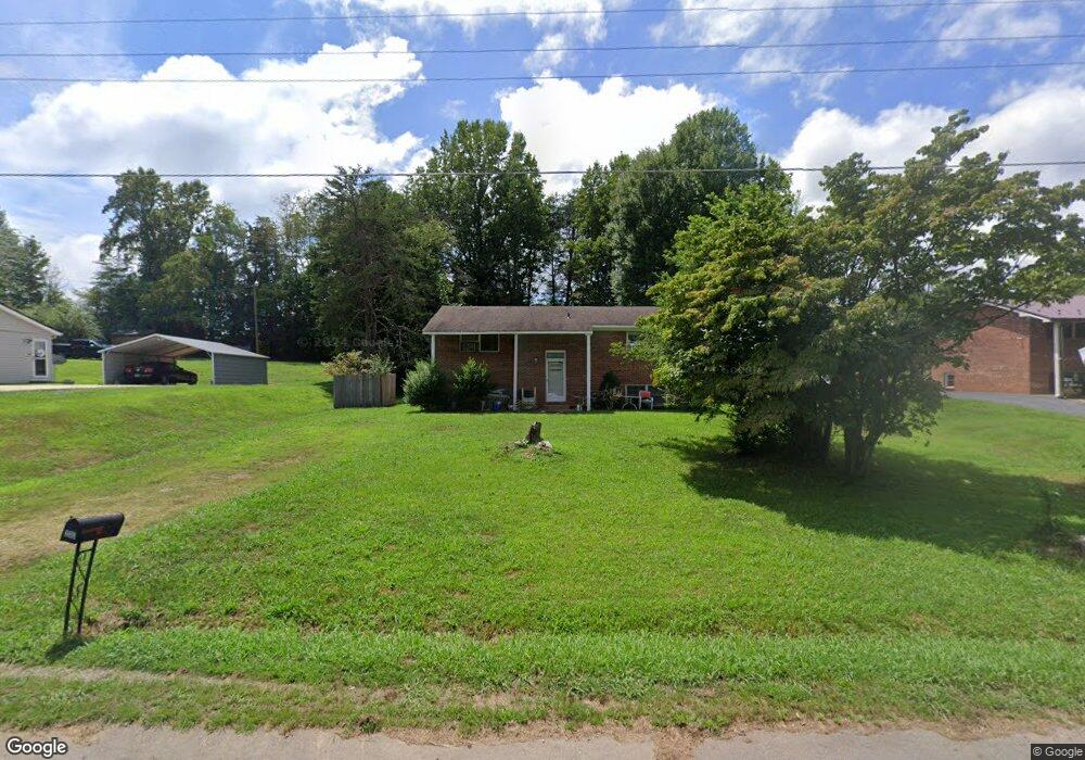 233 Robin Rd, Martinsville, VA 24112 - photo 1