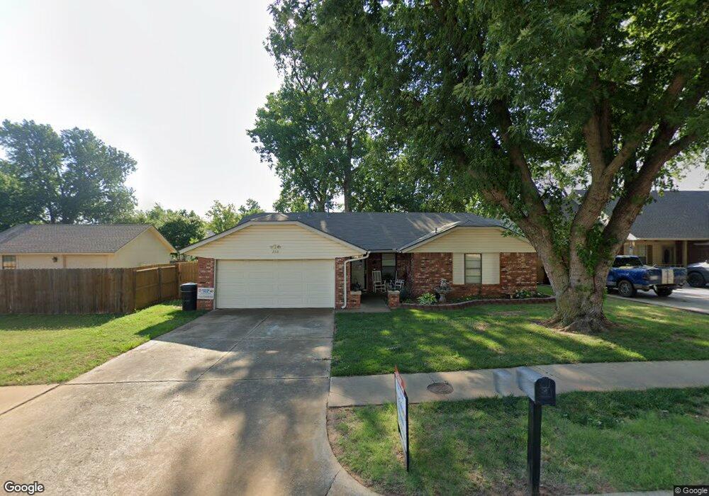208 N Hickory Ln, Moore, OK 73160 - photo 1