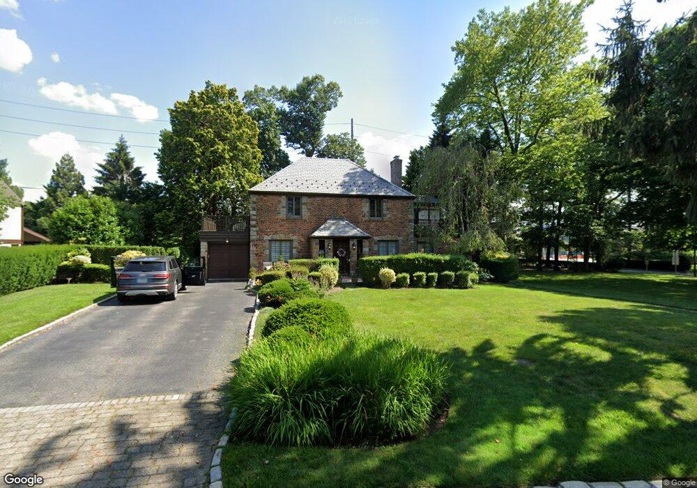 2 Rolling Hill Rd, Manhasset, NY 11030 - photo 1