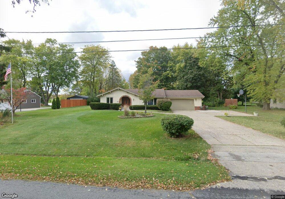 W142N7045 Oakwood Dr, Menomonee Falls, WI 53051 - photo 1