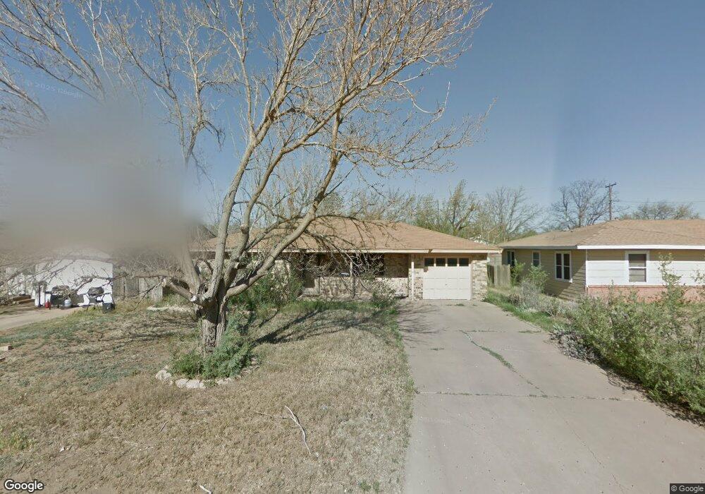 207 Zephyr St, Plainview, TX 79072 - photo 1