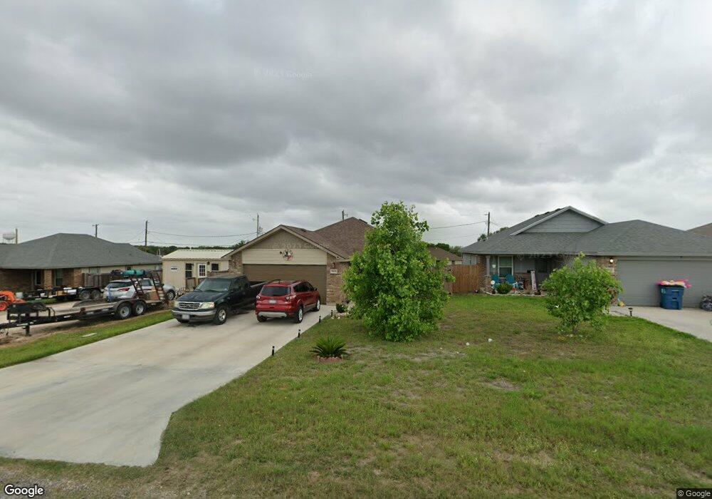 909 Magnolia Ave, Beeville, TX 78102 - photo 1