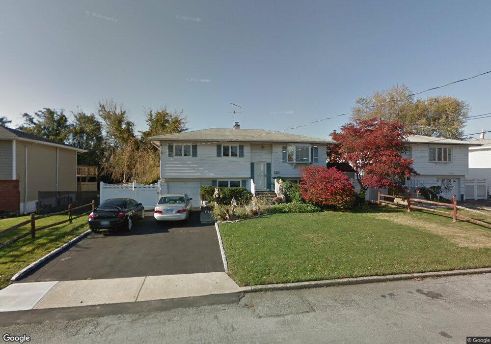 211 Verona Pkwy, Lindenhurst, NY 11757 - photo 1