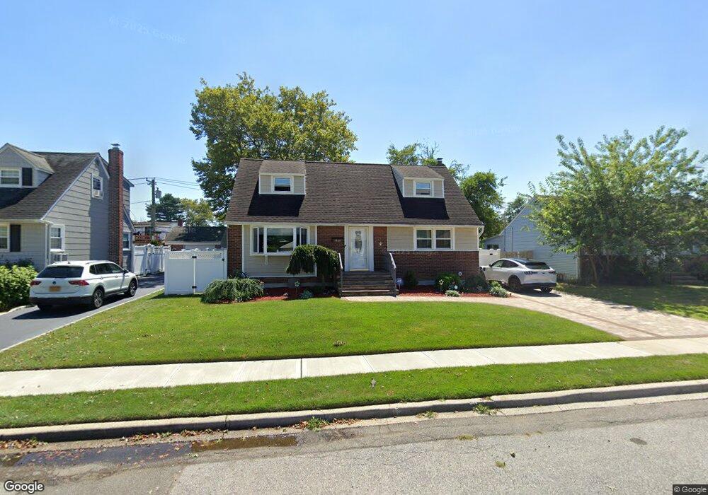 918 Whitebirch Ln, Wantagh, NY 11793 - photo 1
