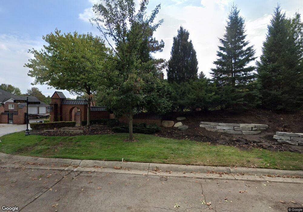 3020 West Ridge Ct, Bloomfield Hills, MI 48302 - photo 1