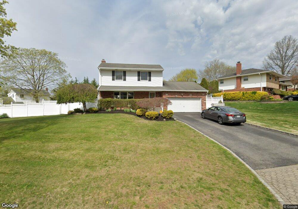 4 Sparton Ln, ComMacK, NY 11725 - photo 1
