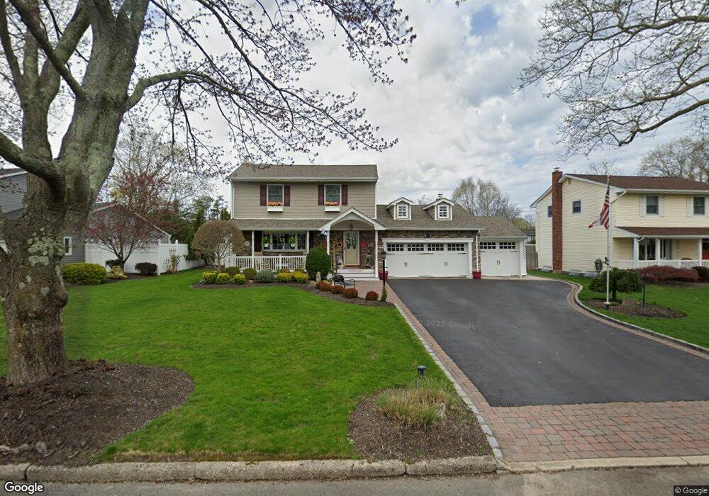 11 Arden Ln, ComMacK, NY 11725 - photo 1