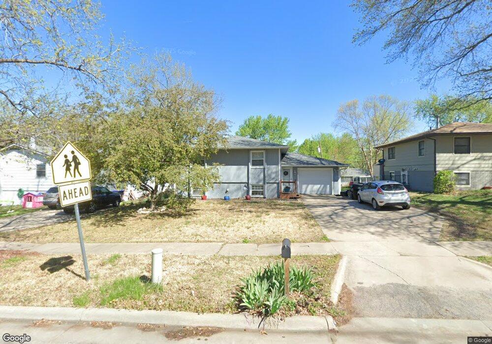 5124 SW 33rd St, Topeka, KS 66614 - photo 1