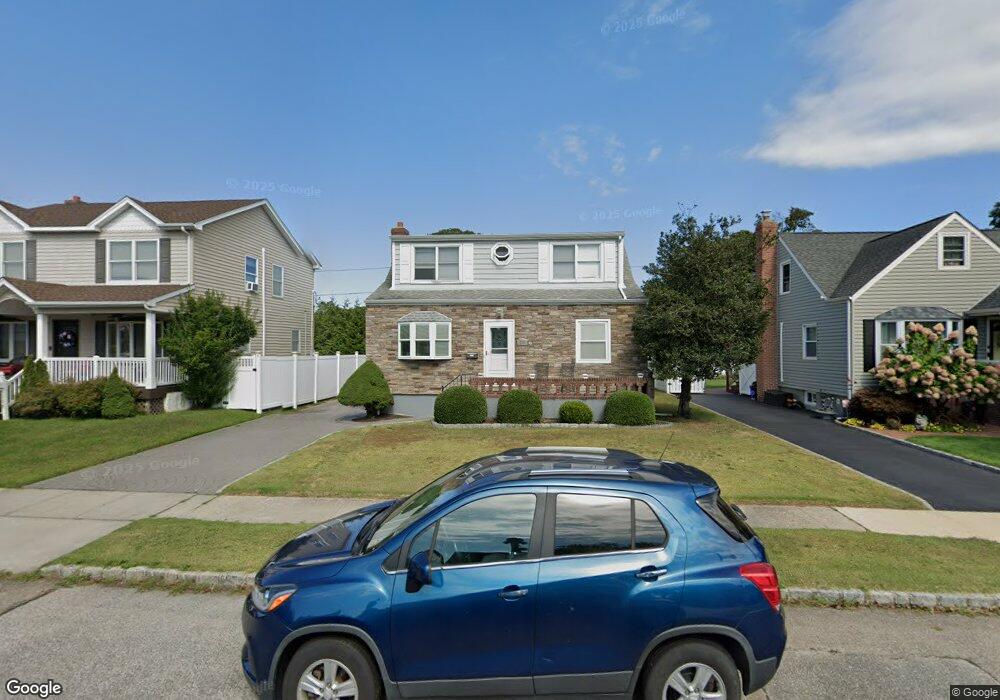 110 Venetian Blvd, Lindenhurst, NY 11757 - photo 1