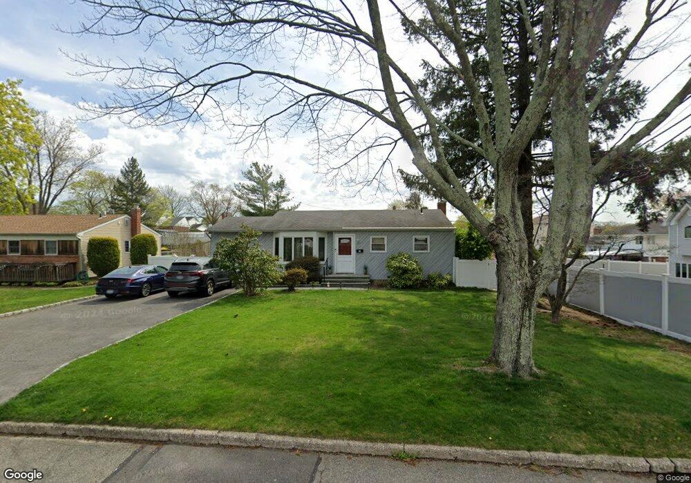 11 Roxbury Dr, ComMacK, NY 11725 - photo 1