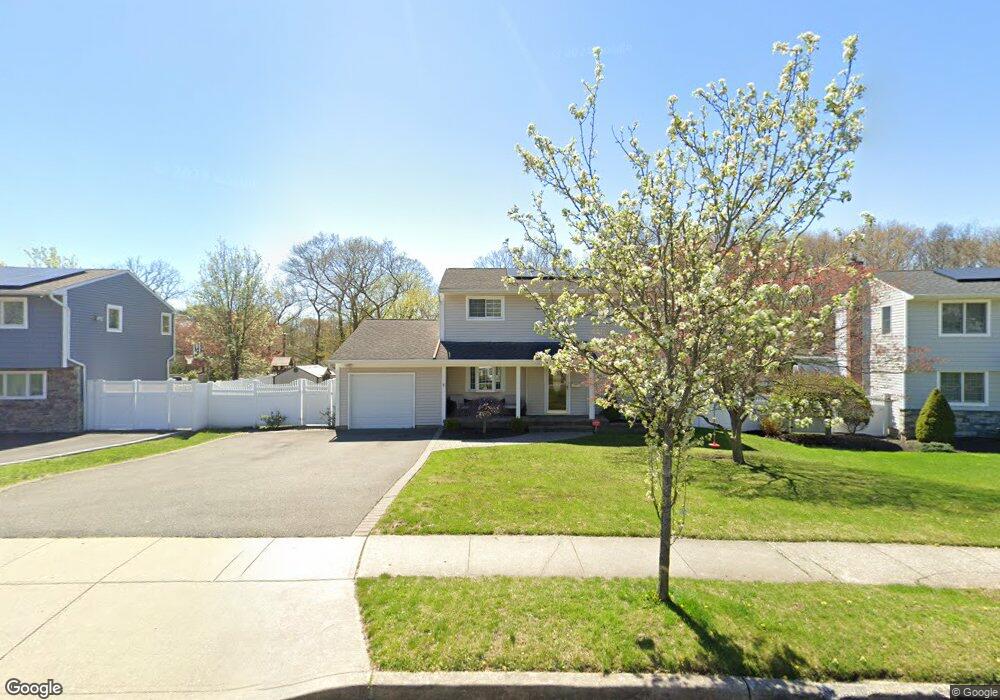 10 Wenmore Rd, ComMacK, NY 11725 - photo 1