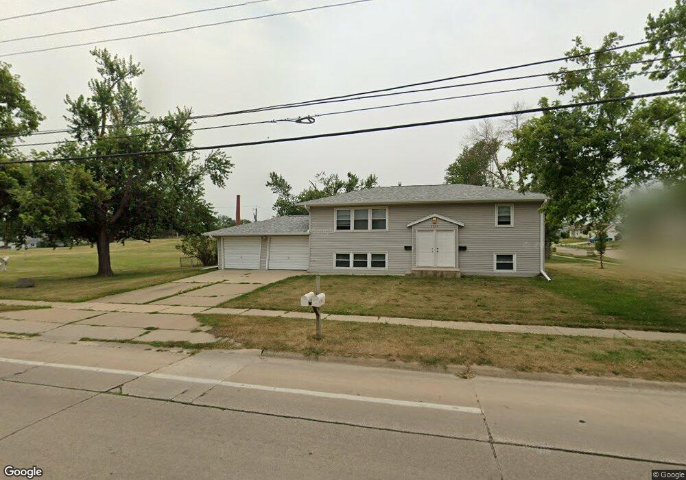 2305 Wilson Ave SW, Cedar Rapids, IA 52404 - photo 1