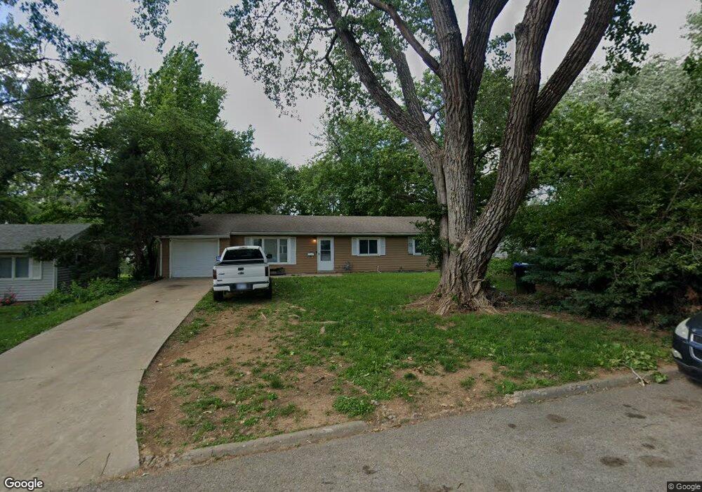 1318 SW 30th St, Topeka, KS 66611 - photo 1