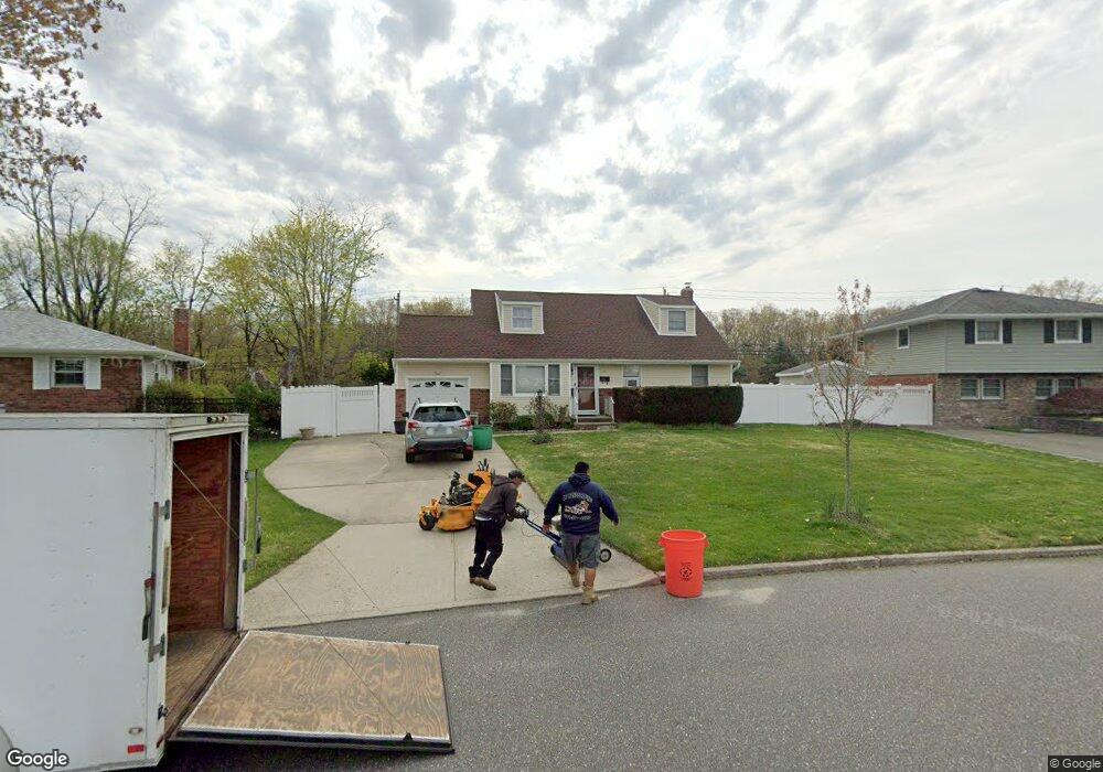 33 Sparton Ln, ComMacK, NY 11725 - photo 1