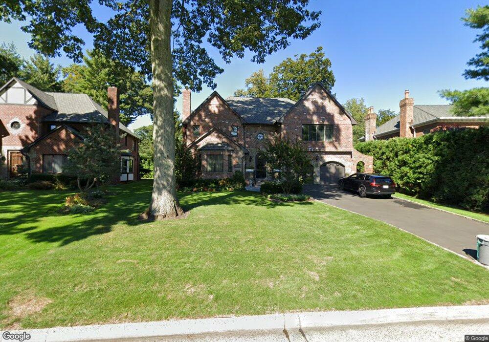 200 Aldershot Ln, Manhasset, NY 11030 - photo 1