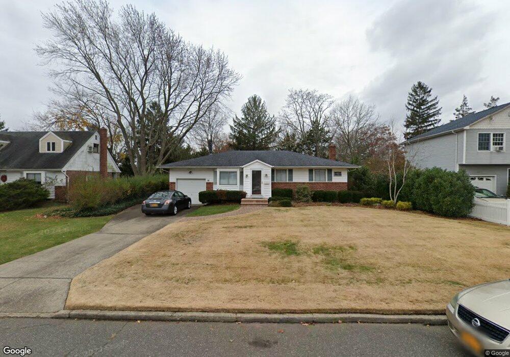 18 Fox Ln, ComMacK, NY 11725 - photo 1