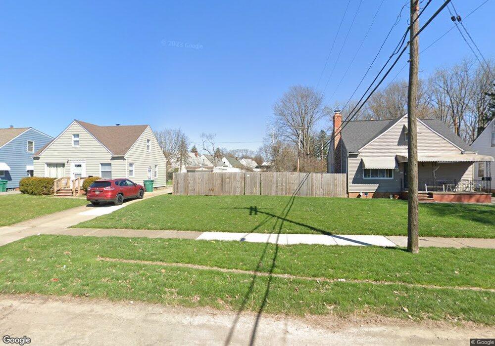 5477 Thomas St, Maple Heights, OH 44137 - photo 1