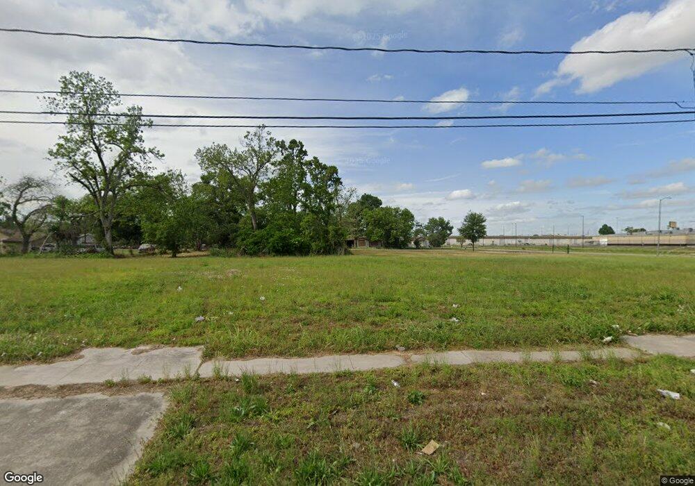 758 N Victory Dr, Houston, TX 77088 - photo 1