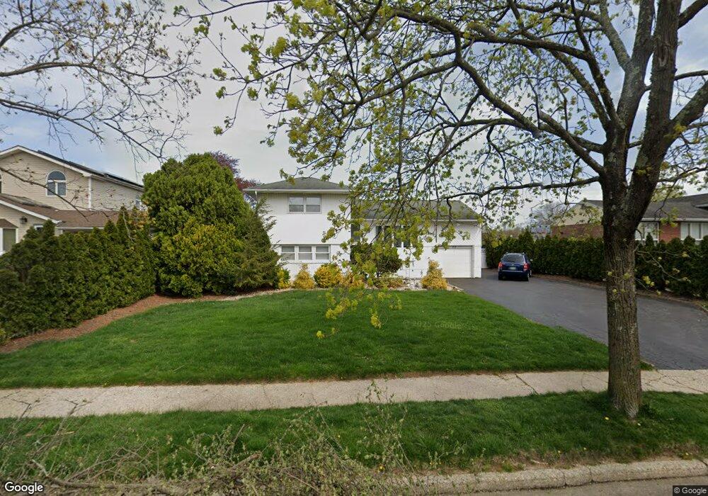 72 Hayrick Ln, ComMacK, NY 11725 - photo 1