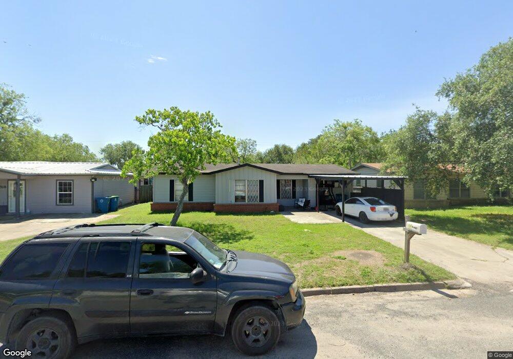 1516 E Bowie St, Beeville, TX 78102 - photo 1