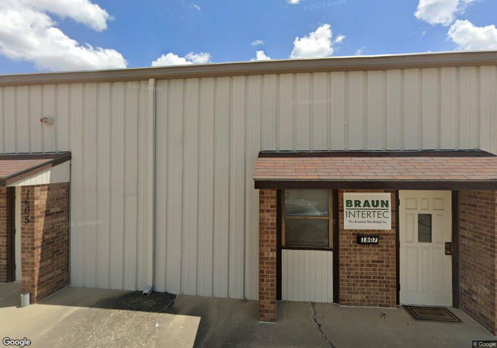 1605 SW 41st St, Topeka, KS 66609 - photo 1