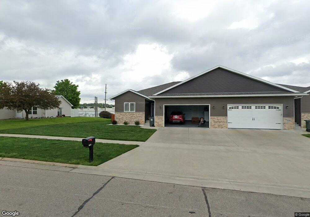 1106 Hummingbird Cir, Waterloo, IA 50702 - photo 1
