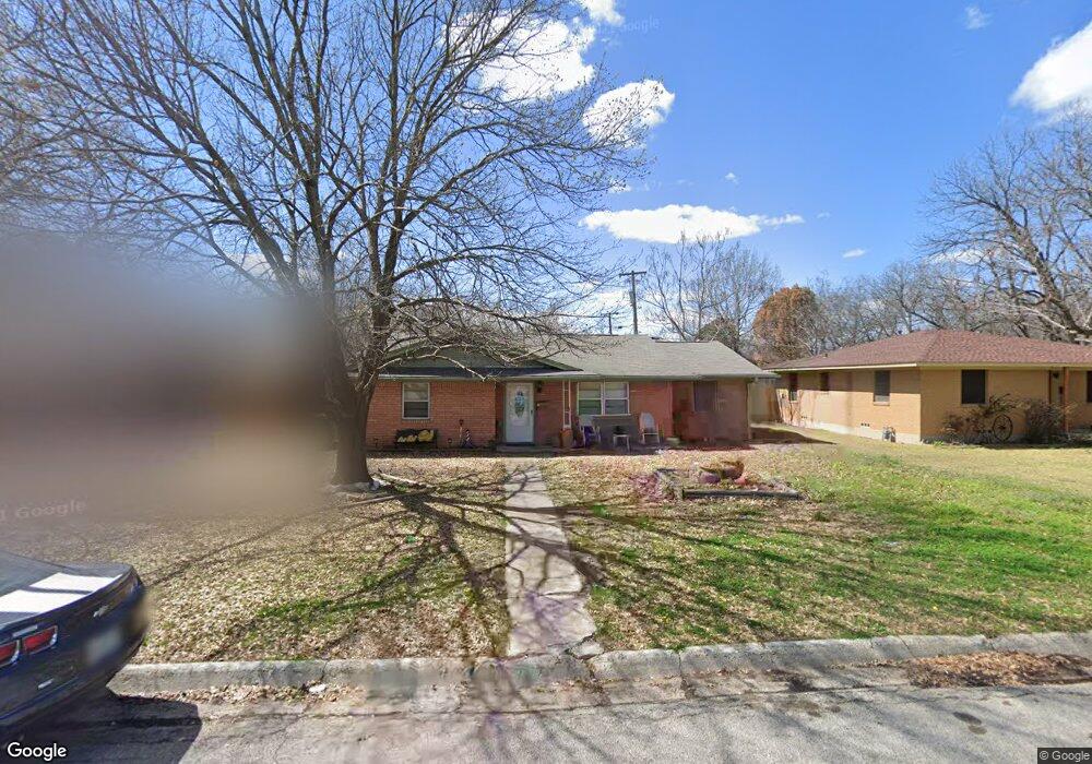 307 Meadow Dr, Gainesville, TX 76240 - photo 1