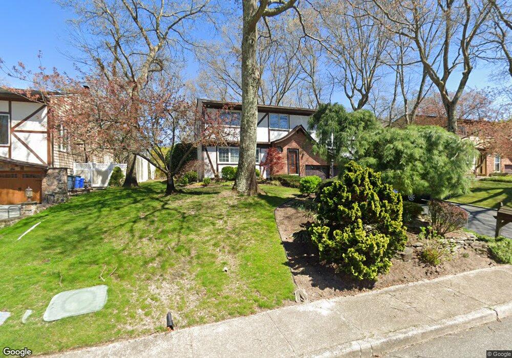 18 Cornell Dr S, ComMacK, NY 11725 - photo 1